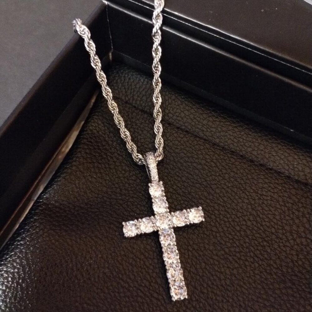 BRAND NEW MOISSANITE DIAMOND WHITE GOLD TONE CROSS PENDANT WITH ROPE CHAIN (NWB)